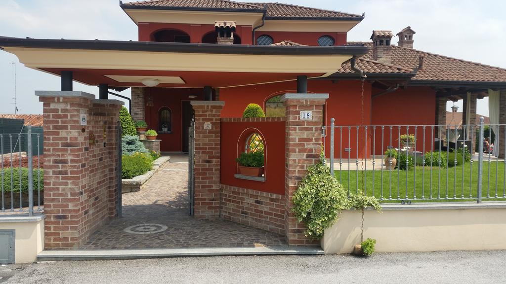 Villa Laura B&B Fossano Exteriör bild